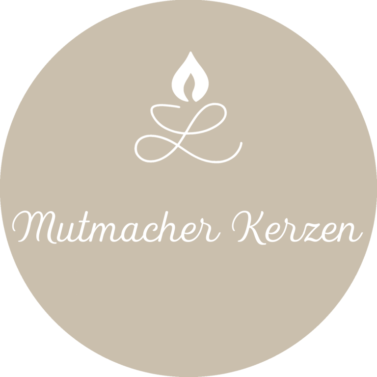 Logo von Mutmacher Kerzen mit eleganter Schrift und einer flammenden Kerze.